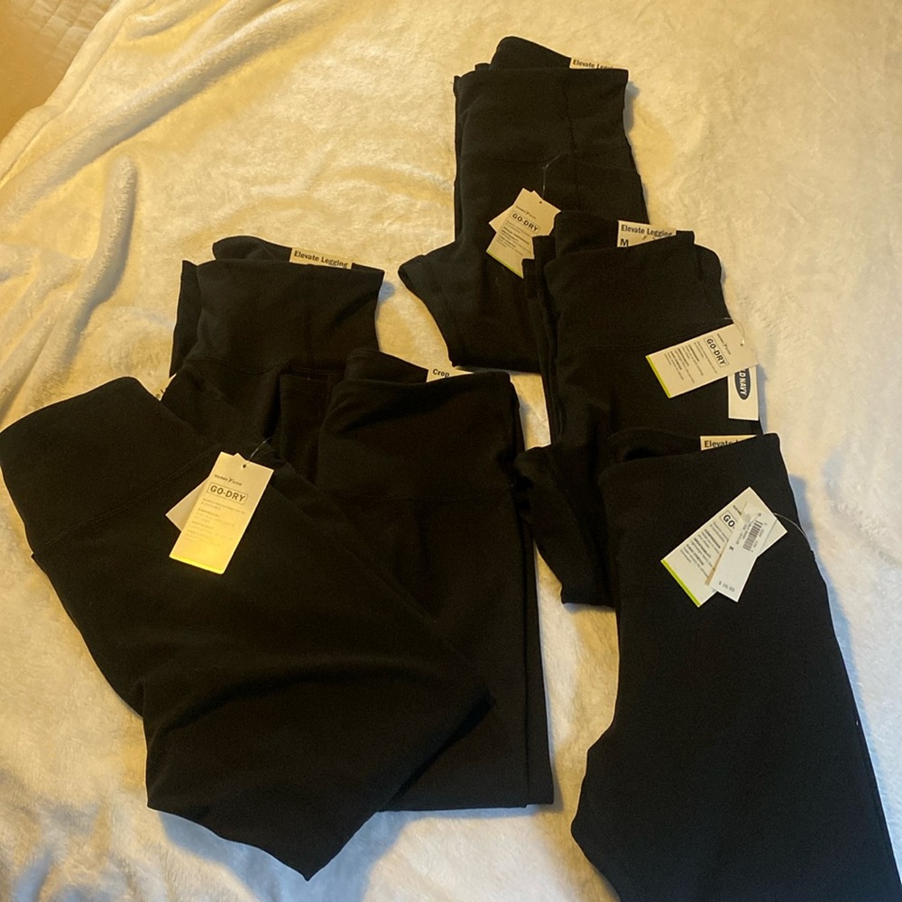 6 crop elevate Old Navy leggings in black available. 1/per sale!